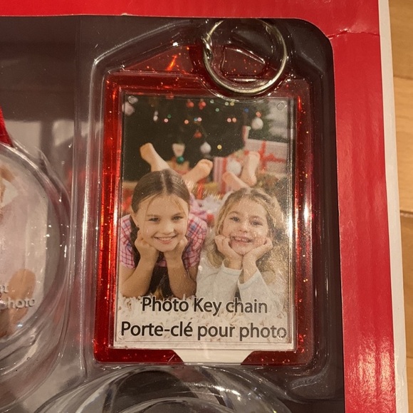 NIB/NWT Christmas Photo Gift Set -Key Chain, Snow Globe, Ornament, Fridge Magnet - Picture 6 of 14